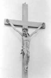 kościół parafialny pw. Wniebowzięcia Najświętszej Marii Panny i św.św. Piotra i Pawła - wnętrze: prezbiterium, krucyfiks, skan 1