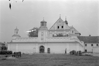 zespół klasztorny Bernardynów - ogrodzenie, szczyt i portal, skan 1