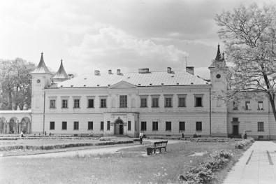 pałac w falentach - elewacja tylna, widok ogólny, skan 1
