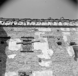 kasztel Gładyszów - elewacja, attyka, zniszczenia, skan 1