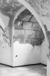 Zespół pałacowo parkowy -  Pałac: podziemia, Fragment piwnicy., skan 1