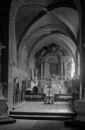 kościół, ob. parafialny pw. Wniebowzięcia Najświętszej Marii Panny - wnętrze: widok na prezbiterium i ołtarz główny, skan 1