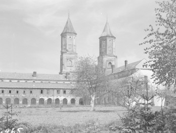 zespół klasztorny SS. Benedytynek, elewacja od strony dziedzińca, widok na wieże, skan 1