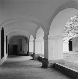 klasztor dominikanów - elewacja od dziedzińca, krużganki arkadowe, skan 1