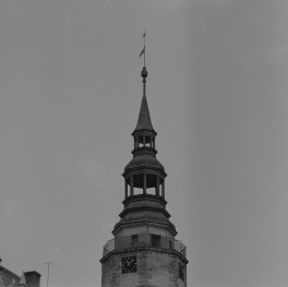 ratusz miejski - wieża - fragment z dachem hełmowym, skan 1