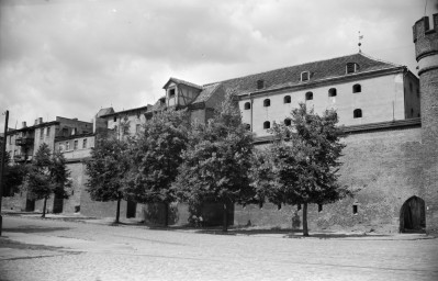 Mury miejskie i fragment baszty "Żuraw"., skan 1
