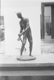 Muzeum Narodowe w Warszawie, rzeźba Laszczka Konstanty "Kosiarz", brąż, wysokość 580 mm, skan 1