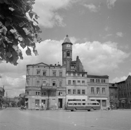 rynek - pierzeja, widok ogólny w głębi wieża ratuszowa, skan 1