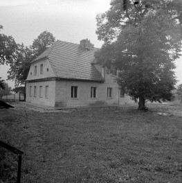 dawna szkoła ewangelicka, podstawowa ob. dom - widok ogólny i elewacja od strony boiska, skan 1