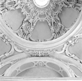 kościół i klasztor oo. Franciszkanów - kaplica Oświęcimów, fragment stiuków Falconiego, skan 1