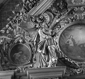 Kościół Wniebowzięcia Najświętszej Maryi Panny - wnętrze. Zwieńczenie ołtarz głównego z rzeźbą św. Marka., skan 1