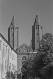 bazylika katedralna Wniebowzięcia NMP, elewacja frontowa z widocznymi wieżami i szczytem, skan 1