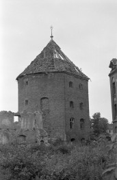 fragment murów - baszta, skan 1