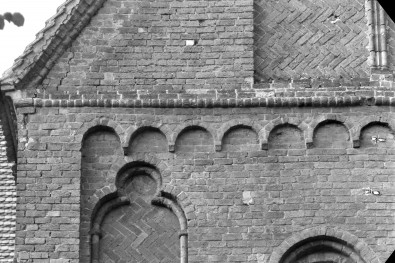 konkatedra św. Jana - elewacja, transept, fryz arkadowy , skan 1