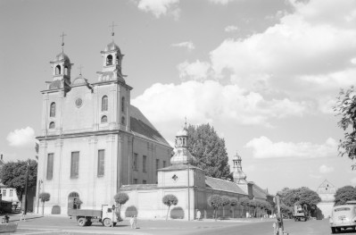 Kościół Wniebowzięcia Najświętszej Maryi Panny - front oraz widok ogólny, skan 1