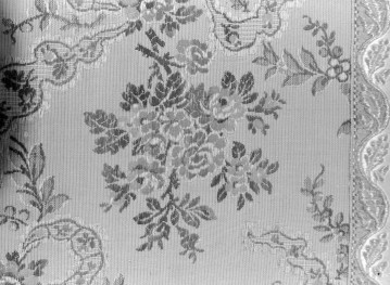 Kościół św. Karola Boromeusza - Ornat. Francja. 1765 - 78. Haft Polski XVIII. Fragment raportu wzoru tkaniny kolumny., skan 1