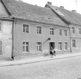 dom ul. Bohaterów Warszawy 32 - elewacja frontowa, skan 1