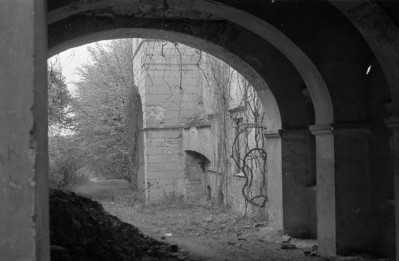 zamek Karolat - arkady - przejście do ogrodów tarasowych, skan 1
