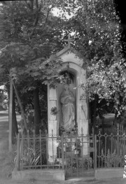 kapliczka na rogu ul. Żeromskiego - front, skan 1