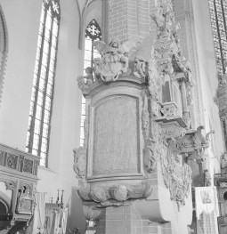 Katedra św. Apostołów Piotra i Pawła - wnętrze: epitafium, lewy filar w nawie głównej, skan 1