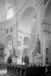 Bazylika mniejsza św. Anny - wnetrze: nawa główna. Widoczna nawa boczna., skan 1