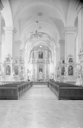 kolegiata - wnętrze: nawa główna i ołtarz główny, skan 1