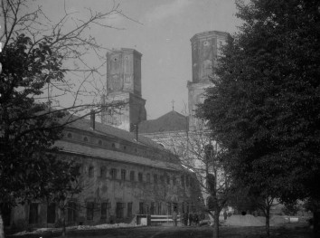 kościół św. Mikołaja - elewacja boczna, baszty, skan 1