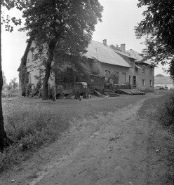 dwór - widok ogólny od strony parku, skan 1