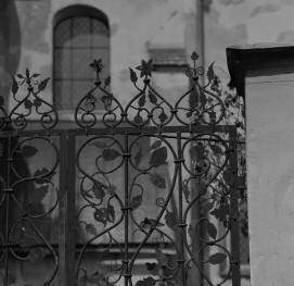 klasztor Franciszkanów - kościół pw. św. Franciszka z Asyżu - krata ogrodzeniowa z XVIII wieku - fragment, skan 1