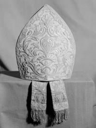 kościół pw. Wniebowzięcia Najświętszej Maryi Panny i św. Zygmunta - skarbiec katedralny - zbiory - infuła biała /XVIII w./, skan 1