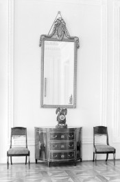 Pałac - wnętrze: Sala Kominkowa zwana pierwotnie Pokojem Towarzyskim. Ściany z białego marmuru. Lustro nad komodą., skan 1