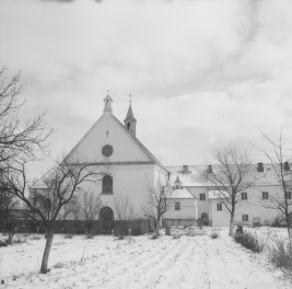 Zespół klasztorny franciszkanów z XVII wieku z kościołem Św. Krzyża - widok ogólny, skan 1
