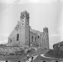zamek krzyżacki - ruina - widok od południowego - zachodu, skan 1