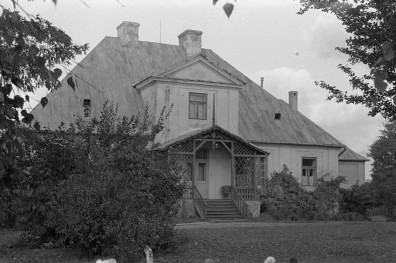 rezydencja biskupa Łowickiego - elewacja frontowa, skan 1