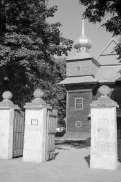 Kościół Zwiastowania Najświętszej Maryi Panny - konstrukcja zrębowa, wieża oraz na pierwszym planie brama wejściowa na teren kościoła., skan 1