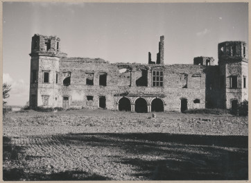 Ruiny pałacu - widok elewacji zach. , skan 1