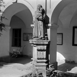 klasztor Franciszkanów - krużganek, figura św. Franciszka, skan 1