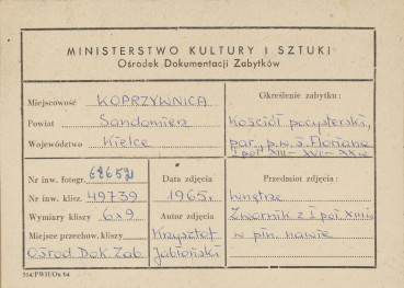 Zespół klasztorny - kościół, wnętrze ,  widok na zwornik  w sklepieniu nawy płn. - metryczka, skan 1
