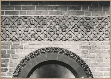 Zespół klasztorny Dominikanów - widok na ozdobne zwieńczenie okna i fragment ceramicznego fryzu na elewacji płn. kościoła, skan 1