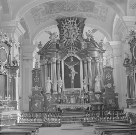 kościół, ob. parafialny pw. św. Bonawentury - wnętrze: ołtarz główny, ok. 1790-70, skan 1