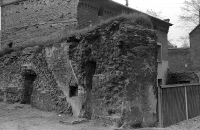 fragment murów obronnych z zabudową miejską, skan 1