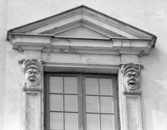pałac Krasińskich - elewacja, okno na I piętrze, naczółek trójkątny, skan 1