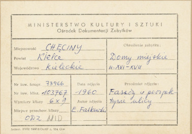 Miasto - pierzeja ulicy - widok na fasady domów, w tle kościół klasztorny - metryczka, skan 1