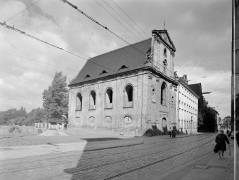 kościół pw. św. Anny, ob. św.św. Cyryla, Metodego i Anny - widok na elewację frontową i boczną, skan 1