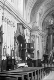 Kościół braci Kapucynów - ściana nawy głównej z amboną oraz widoczny ołtarz boczny, skan 1