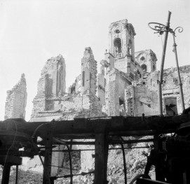 Kościół pw Matki Bożej Królowej Polski (garnizonowy). Zniszczona elewacja boczna. Ruina. Widok od strony ul. Miodowej., skan 1