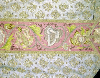 klasztor Benedyktynek - zbiory - materiał z haftem - fragment, skan 1