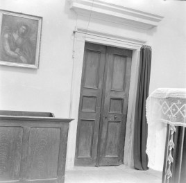 kościół parafialny pw. Wniebowzięcia Najświętszej Marii Panny i św.św. Piotra i Pawła - wnętrze: portal do zakrystii, skan 1