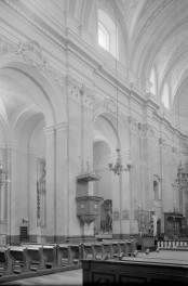 kościół Imienia Najświętszej Maryi Panny - wnętrze: arkady nawy bocznej lewej oraz ambona, skan 1