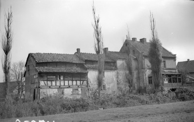 Dawny dom młynarza - widok ogólny, fragmenty elewacji ryglowej, skan 1